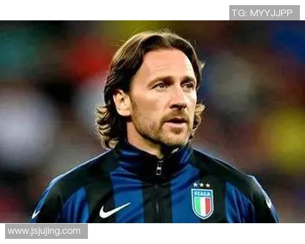 足球大师球星的传奇之路：从绿茵场到全球荣耀的辉煌历程